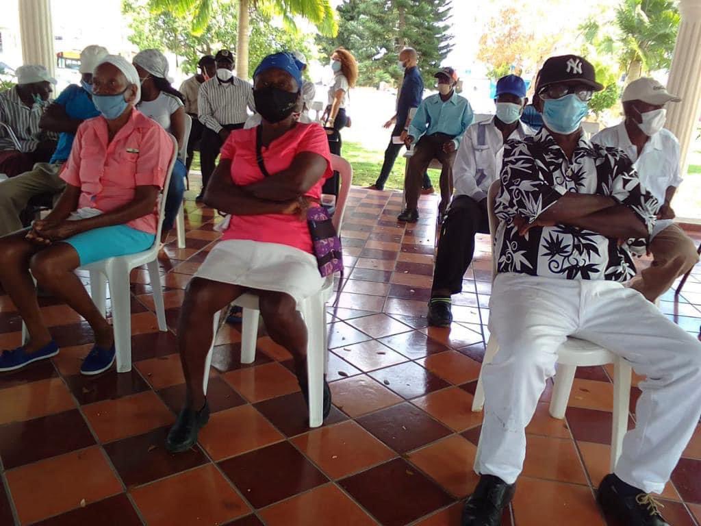 drmissionteam's tweet photo. Older people of the bateyes being vaccinated against COVID-19 through Hospital El Buen Samaritano!  #DRMT21 #drmissionteam https://t.co/Oel5y4NeMQ