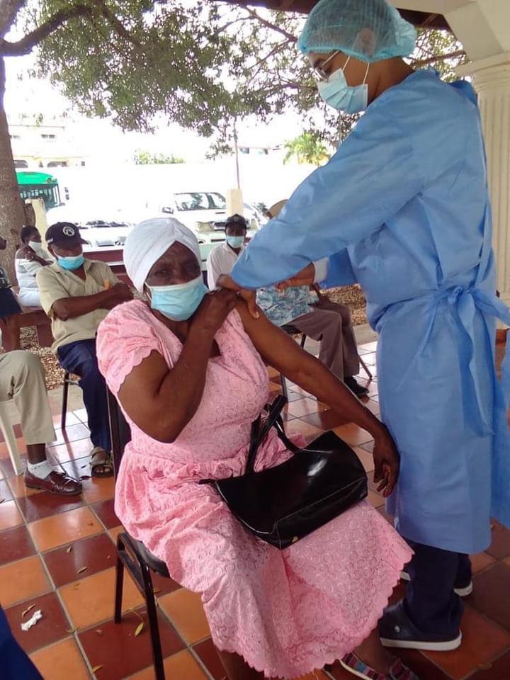 drmissionteam's tweet photo. Older people of the bateyes being vaccinated against COVID-19 through Hospital El Buen Samaritano!  #DRMT21 #drmissionteam https://t.co/Oel5y4NeMQ