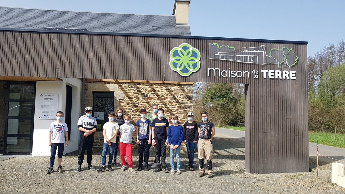 saintpierreple1's tweet photo. Chantier solidaire pour nos éco délégués à la Maison de la Terre de Lantic : une mise au vert appréciée avant un nouveau confinement ! https://t.co/r5h38A4LwY