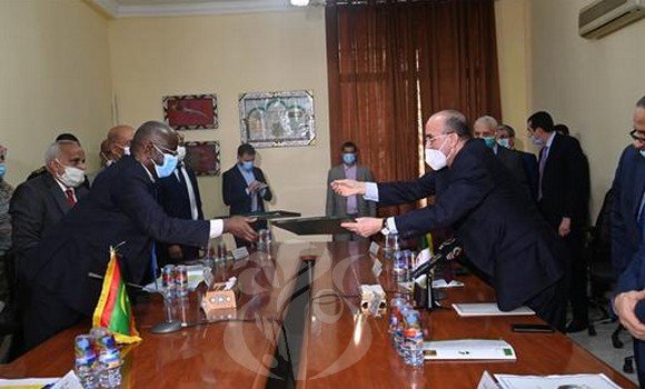 APS_Algerie's tweet photo. #Algeria-#Mauritania: Signing of #MoU for creation of bilateral #border_committee
https://t.co/2Eeq7g27X9 https://t.co/p2rbAKSNgB