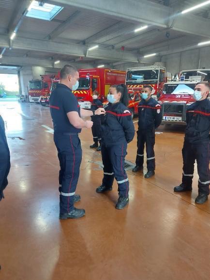 PompiersDigne's tweet photo. Dans la continuité des diplômes reçus par la SCH Virginie DIROLLO, ce soir, lors de la prise de garde de l’équipe 4, elle a été promue au grade d’adjudante par le CNE Stéphane NIRONI, chef de centre de Digne-les-bains.Félicitations à elle ! @stephnironi @GueugnonEric https://t.co/bRdtMnbwLc