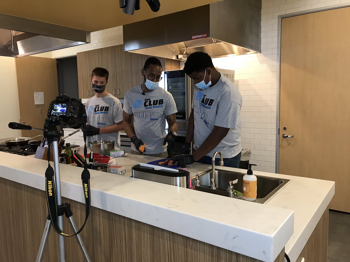 BeGreatIE's tweet image. Recording our teen cooking show, courtesy of @IEHP_healthcare 🍳
#begreatie #iehp #virtualcooking
