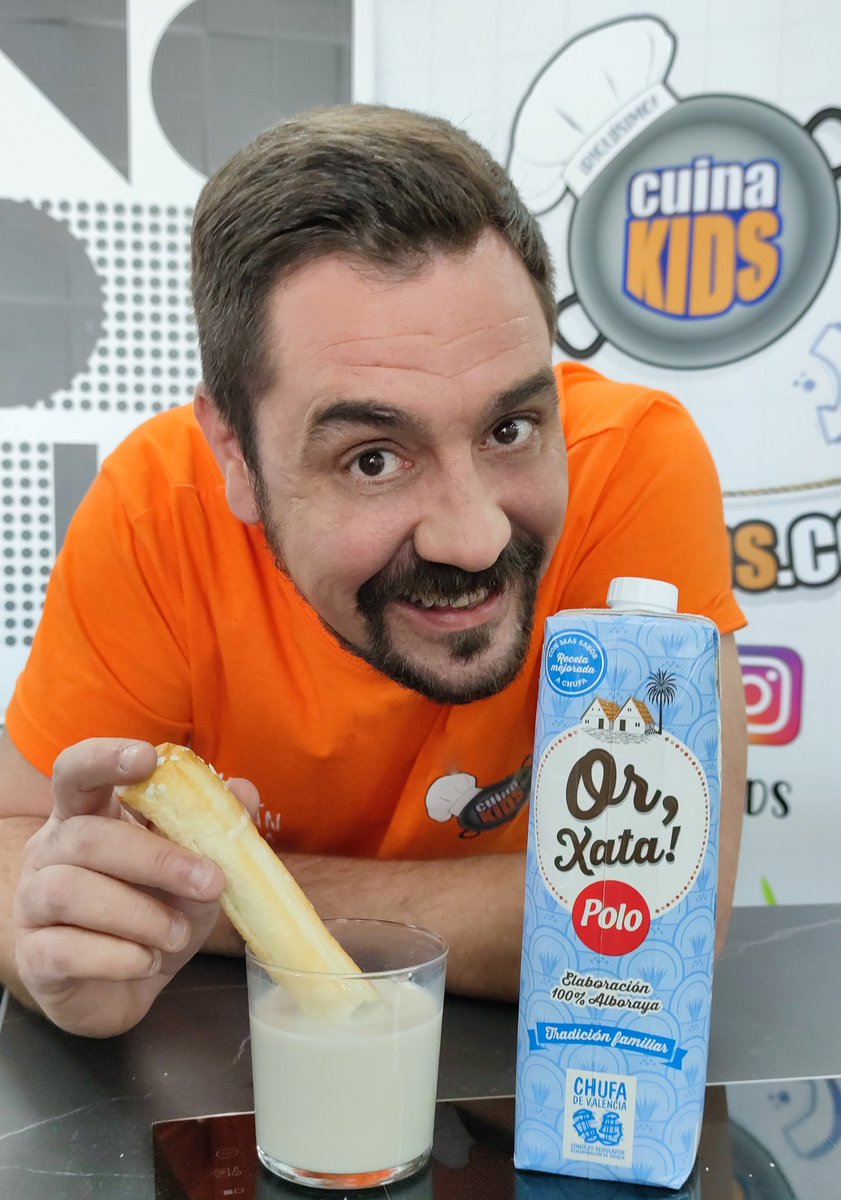 cuinakids's tweet photo. En CuinaKids seguimos preparando nuestro nuevo canal de YouTube, mientras tanto, entre toma y toma, el #CapitanPatata se echa un "descansito" a base de horchata y fartons de Fartons Polo  😍😋
#CuinaKids #YouTube #CocinaParaNiños #PeopleAreScience #CampusVeleseVents #FartonsPolo https://t.co/I3MJAcmeED