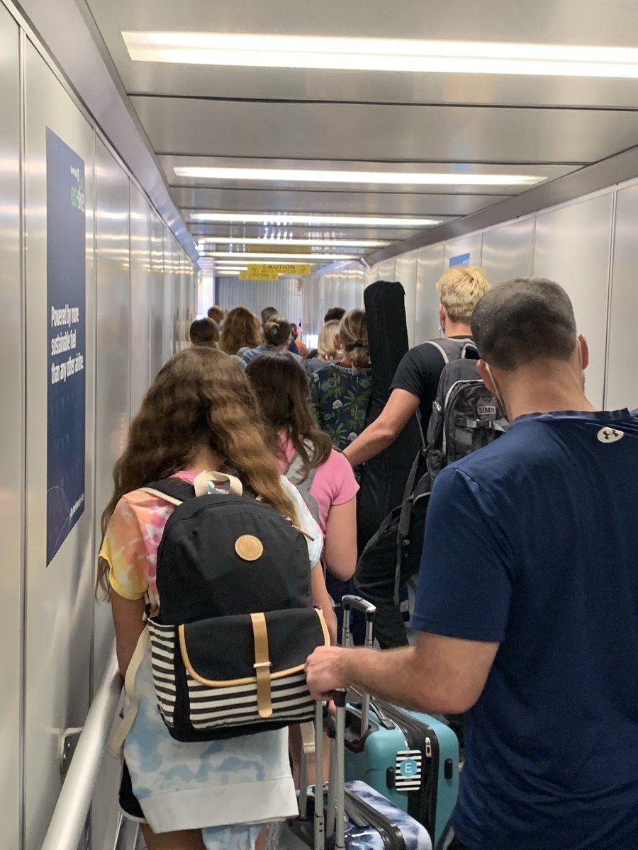 adamred's tweet photo. @united this is the situation you need to figure out. Unventilated jetway packed for 5-8 minutes and crowded together pre boarding waiting boarding. Unacceptable. Do better. https://t.co/UgZKnzHCfF
