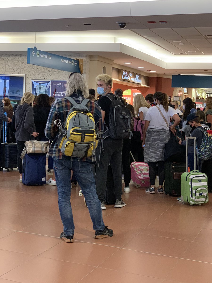 adamred's tweet photo. @united this is the situation you need to figure out. Unventilated jetway packed for 5-8 minutes and crowded together pre boarding waiting boarding. Unacceptable. Do better. https://t.co/UgZKnzHCfF
