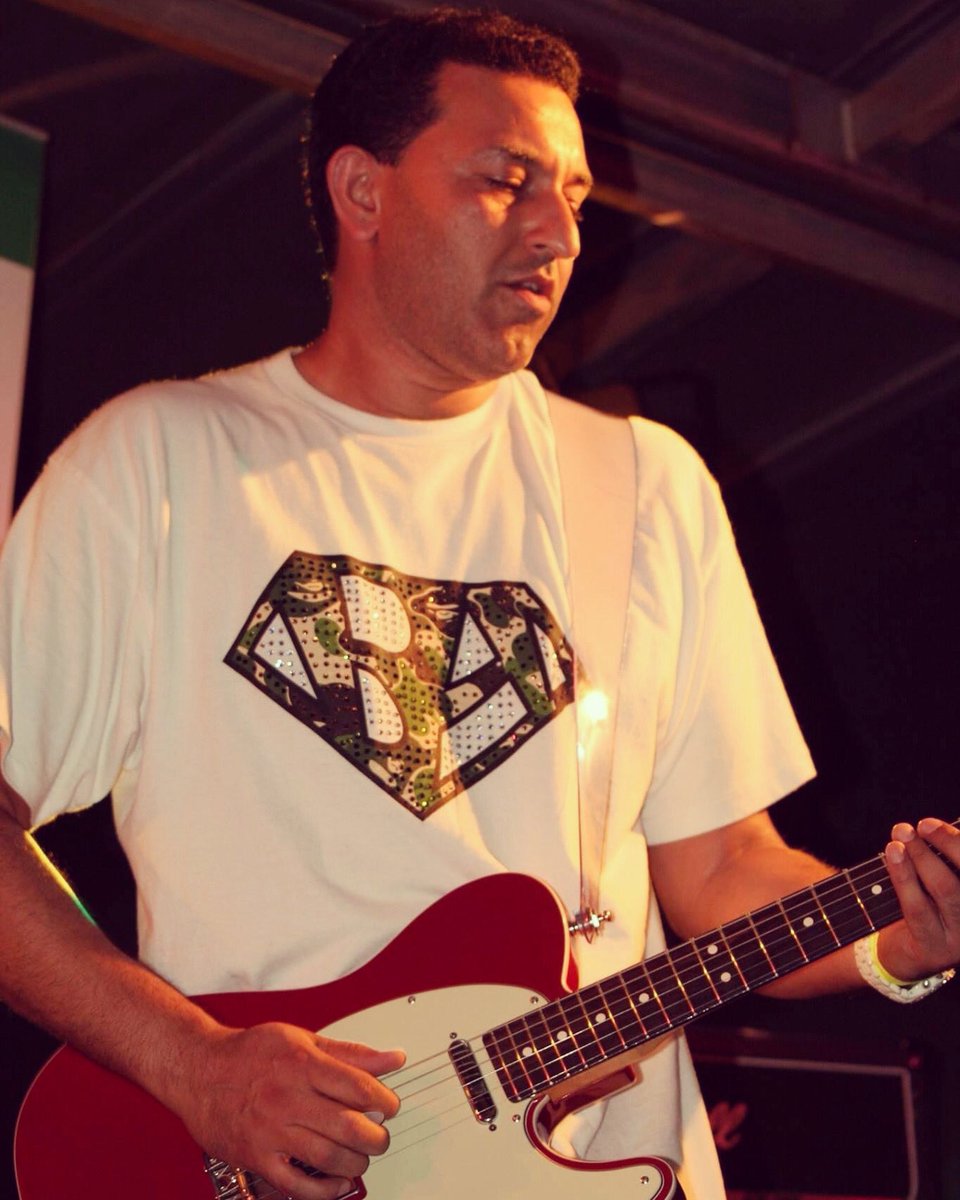 azizibrahim56's tweet photo. BEST T &amp; TELE EVER??
What u got??
#swarovski #swarovskicrystals #bape #bapetee #fendertelecaster #fendertele #telecaster #tele #dakotared #azizibrahim #LordOfTheStrings #DesiGuitR #stoneroses #ianbrown #asiaband #stevenwilson #simplyred https://t.co/c2xttKa3Y1