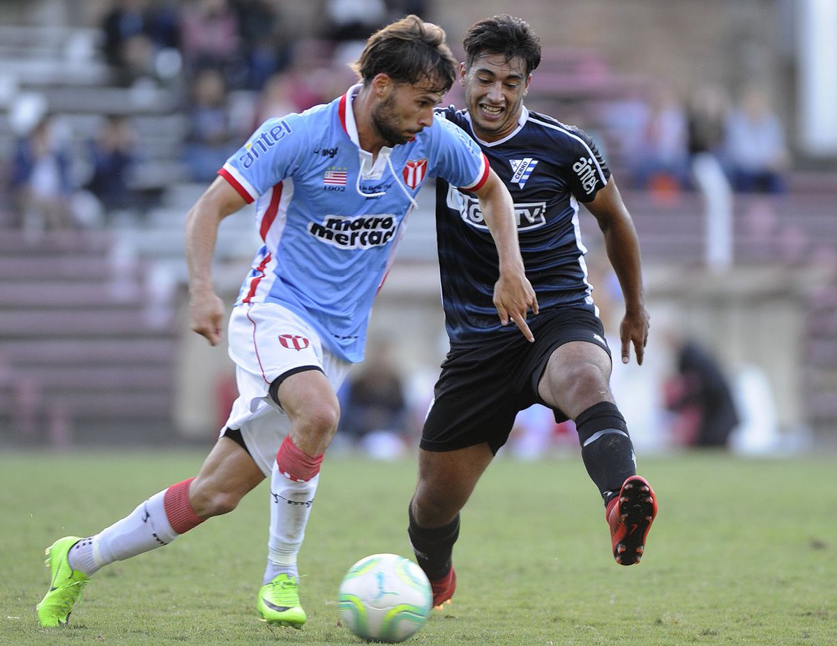 jorgeparietti's tweet photo. #Mercado: El mediocampista Facundo Ospitaleche finaliza contrato con @cariverplateuru. Varios equipos, del medio local y del exterior, están en la mira del jugador de 24 años. https://t.co/tqyWWZaFXE