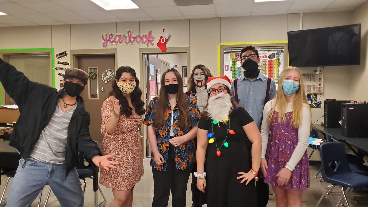 MelOberholtzer's tweet photo. It was Font Fashion Show day in Journalism 1! Students pick and research a font. They then become the font and get to dress up the way they think their font would. Such a fun time! Love these kids and their creativity. 😁 https://t.co/8lqRxohdz6