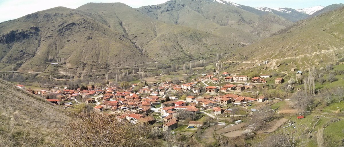 Taking the cat for a walk one April a few years back. He’d get to a certain point each time, whine, then abandon. Always got a decent view of the Prespa lakes, mind. April 2015, above Ay. Yermanos.