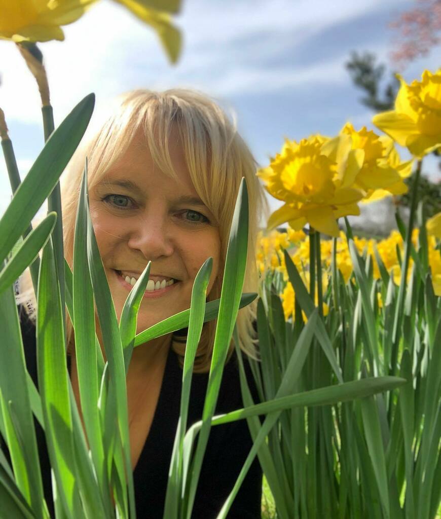 Having a field day! 🌻😀
.
... It’s all fun and games ‘til the hay fever 🤧 kicks in! 🤪
.
Here’s to an (egg)ceptionaly fun filled Easter weekend. 🐣 🥂
.
#easter #bankholidayweekend #achoo 🤧#fieldday #fieldofflowers #daffodils #happyeaster #happyness … instagr.am/p/CNIdQEWDx2y/