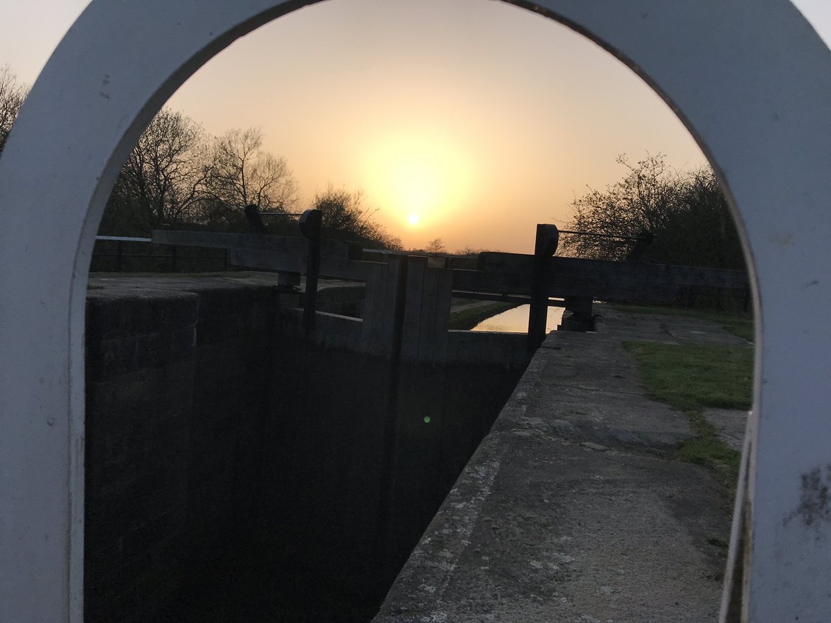 silverscatcat's tweet photo. So peaceful here, only 2 boats gone through the lock all day. Could get used to this, canโt believe weโve been retired 6 months today #deeplock #chilling #retirement #boatsthattweet https://t.co/npUK1UC1T3