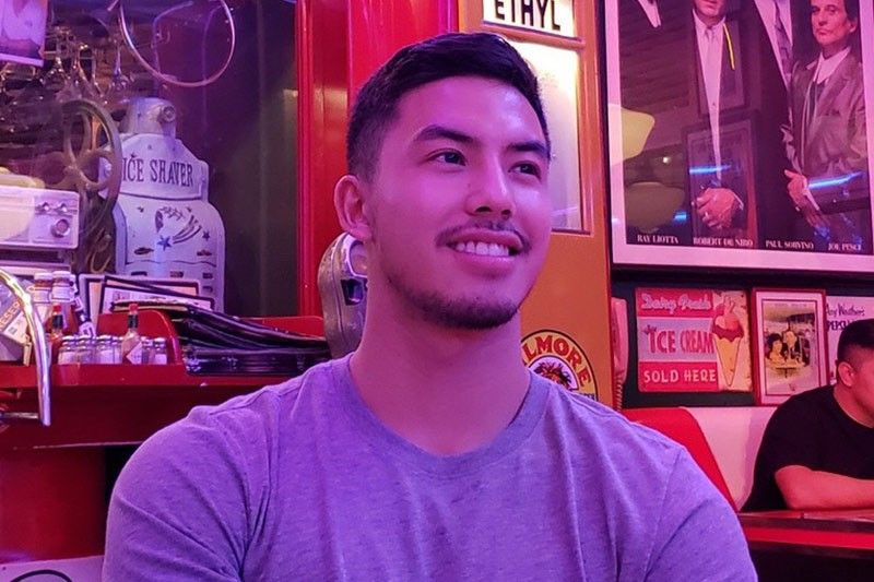 labruscaarchive's tweet image. Okay but what if Xavier was meeting up with Mico at the bar omglsmvdkskz 🙈💖🥺 #xavmi #hellostrangertheseries #HelloStrangerTheMovie