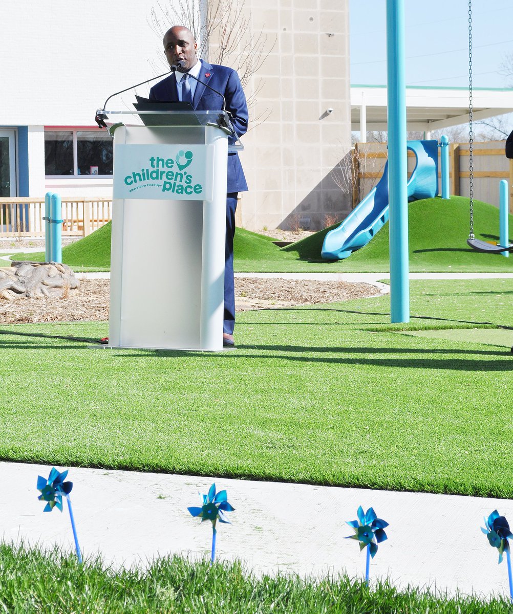 tcpkc's tweet photo. Thank you Mayor @QuintonLucasKC for visiting The Children’s Place this morning! Mayor Lucas signed a proclamation declaring April as Child Abuse Prevention Month in Kansas City.

Thank you for your dedication to this cause and support of The Children’s Place! https://t.co/Q6i8C2NusM
