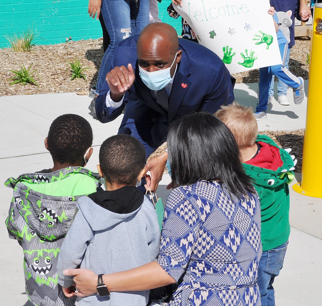 tcpkc's tweet photo. Thank you Mayor @QuintonLucasKC for visiting The Children’s Place this morning! Mayor Lucas signed a proclamation declaring April as Child Abuse Prevention Month in Kansas City.

Thank you for your dedication to this cause and support of The Children’s Place! https://t.co/Q6i8C2NusM