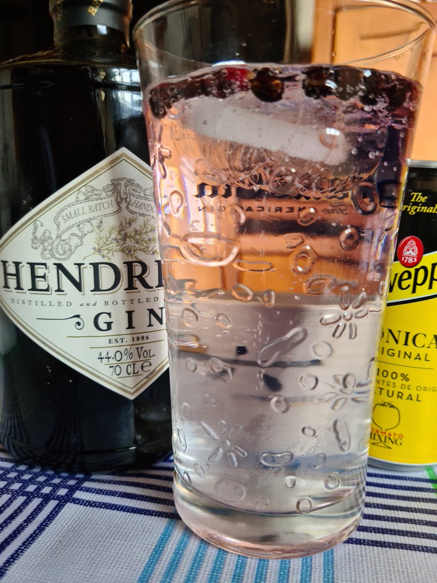 gurdus1's tweet photo. #cubateo para finalizar el día con un #gintonic https://t.co/zbwFD61R8n