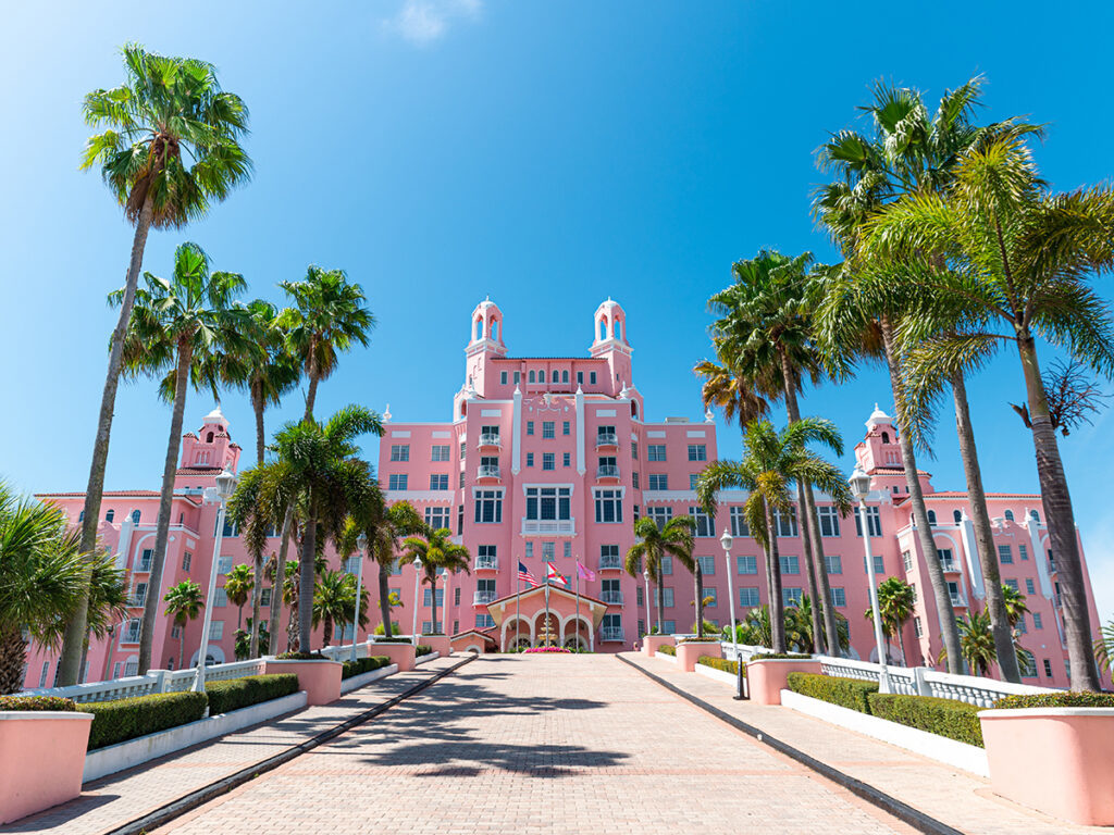 The rooms at The Don CeSsr Hotel really live up to the hotel's nickname of #PinkPalace 🎀 Designed by Parker Torres Design featuring #ValleyForgeFabrics
Photos via My Inspire Design and The Don CeSar Hotel

#welcometothevalley #parkertorresdesign