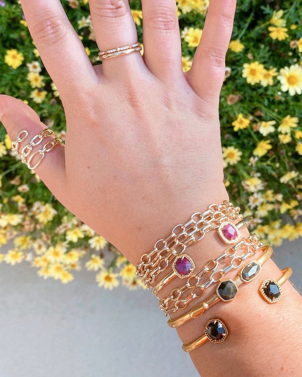 shopsatlegacy's tweet photo. Let’s fill those baskets with something shiny for the 4th! 😍 @KendraScott is keeping us colorful with bright new shades and styles in her spring collection! https://t.co/IOLvLL2bAs