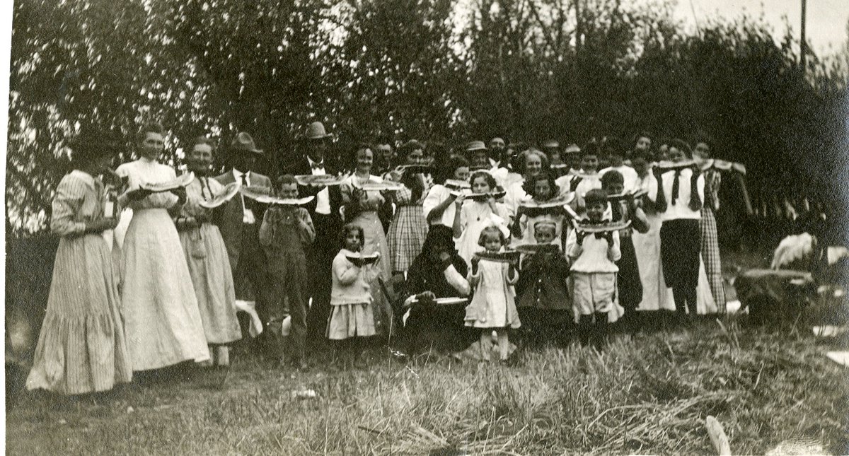 LatahCoHistory's tweet photo. Deakin Street neighborhood picnic and watermelon feed. Moscow, Idaho.

LCHS Photo: 30-10-028 

#Moscow #LatahCounty #Idaho #Watermelon #Picnic https://t.co/ZYQFSXsFMX