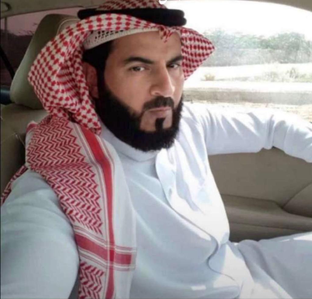 Baishgov's tweet image. يتقدم محافظ بيش حسن أبوشرحه ورئيس وأعضاء المركز  الإعلامي بالمحافظة بأحر التعازي وصادق المواساة لأسرة آل آل المش في وفاة الأستاذ جنيد بن أحمد المش الذي وافته المنية بعد معاناة مع المرض نسأل الله عزوجل له الرحمة والغفران .جنيد المش هو أحد المتطوعين وعضو بجمعية البر بمحافظة بيش