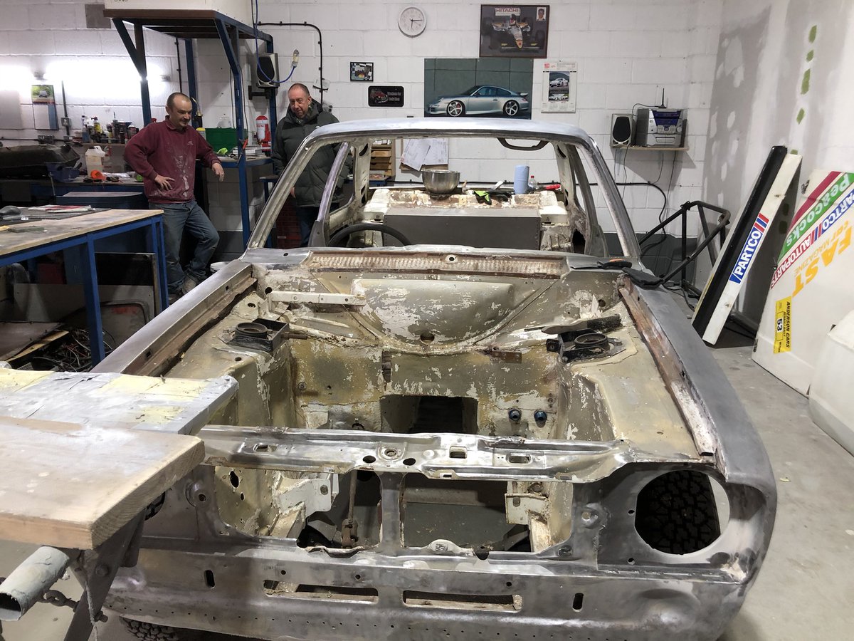 DjRemedee's tweet photo. #ProjectTom coming on a treat... brand new custom built engine arrived, the garage working with faders on the body work . #Escort MK11 #PuttingTheCanInCancer https://t.co/MkjwyogyEE