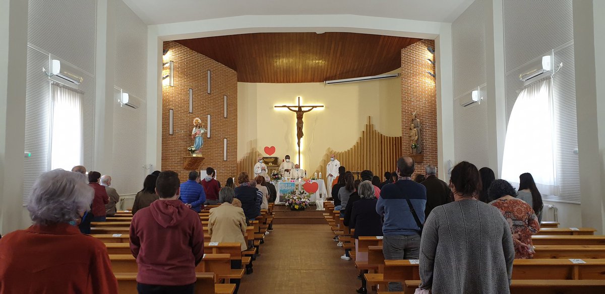 salesloyola's tweet photo. Jueves Santo. Celebramos en Familia Salesiana el Amor y Servicio sin límites y sin fronteras de Jesús para que brote en nosotros.#PascuaSalesiana
#BrotaLaEsperanza https://t.co/yspqgx8T9X