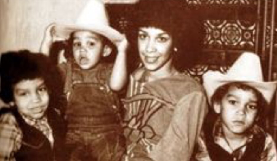 AnnaMaria290858's tweet photo. Sending love and strength to Taj, TJ, Taryll &amp; Tito today. #DDJF ❤️ Happy Birthday Dee Dee! 🙏 https://t.co/k6gVEFmGVZ