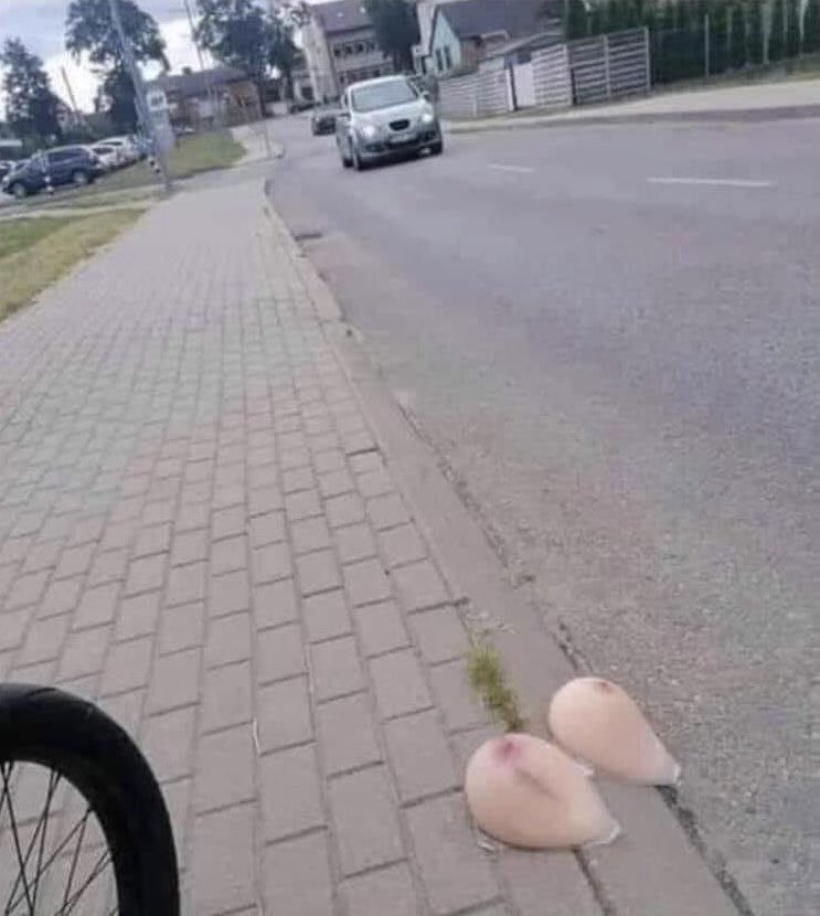 Simona9999999's tweet image. Jih je ena izgubila? Ah ne.. samo prvi april.. 🤣