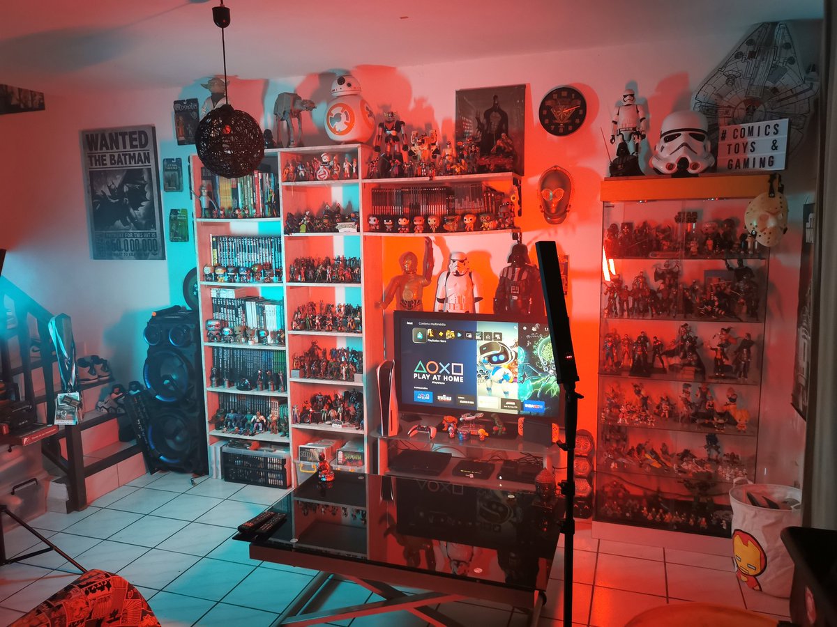 Geekmeall's tweet photo. Mon petit coin gaming... #geek #PlayStation5 #popculture #collection https://t.co/2jrh8dQefP