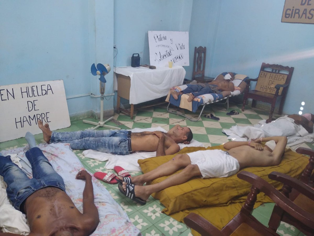 apalaintoledano's tweet photo. Se mueren, sólo Por no ser comunista. El regimen bloque la cuadra para regular y matar de hambre a cubanos. ¿Cuántos cubanos deben morir para que el castrismo asegure permanencia en el poder? Se mueren, miembros de Unpacu mueren por pedir libertad. El pueblo cubano sangra. https://t.co/qnsHdmGJLF
