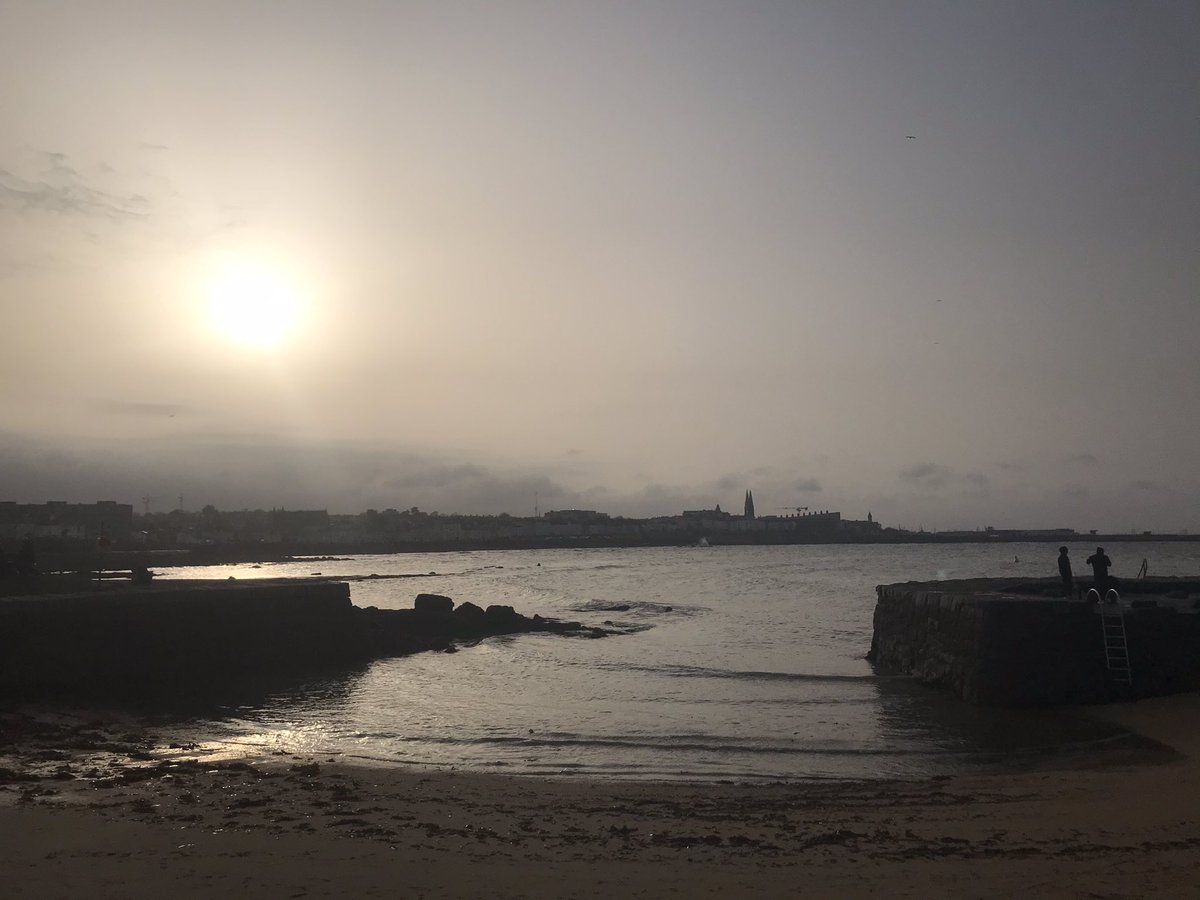 MsSuzanneMeade's tweet photo. A bouncy one 🏊‍♀️ in Sandycove this evening! #ThankfulThursday #vitaminsea https://t.co/oNcPl47E3V
