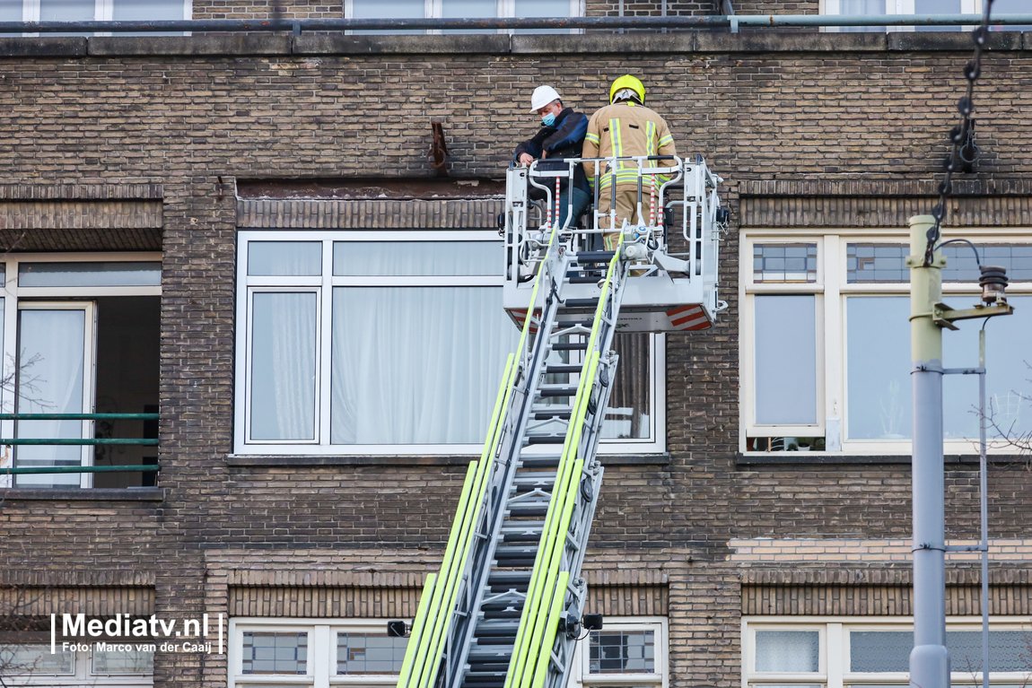 mediatvnl's tweet photo. Gevel van woningen laat los Stadhoudersweg Rotterdam - https://t.co/zs4nm1HpXu https://t.co/9TMGTztqgo