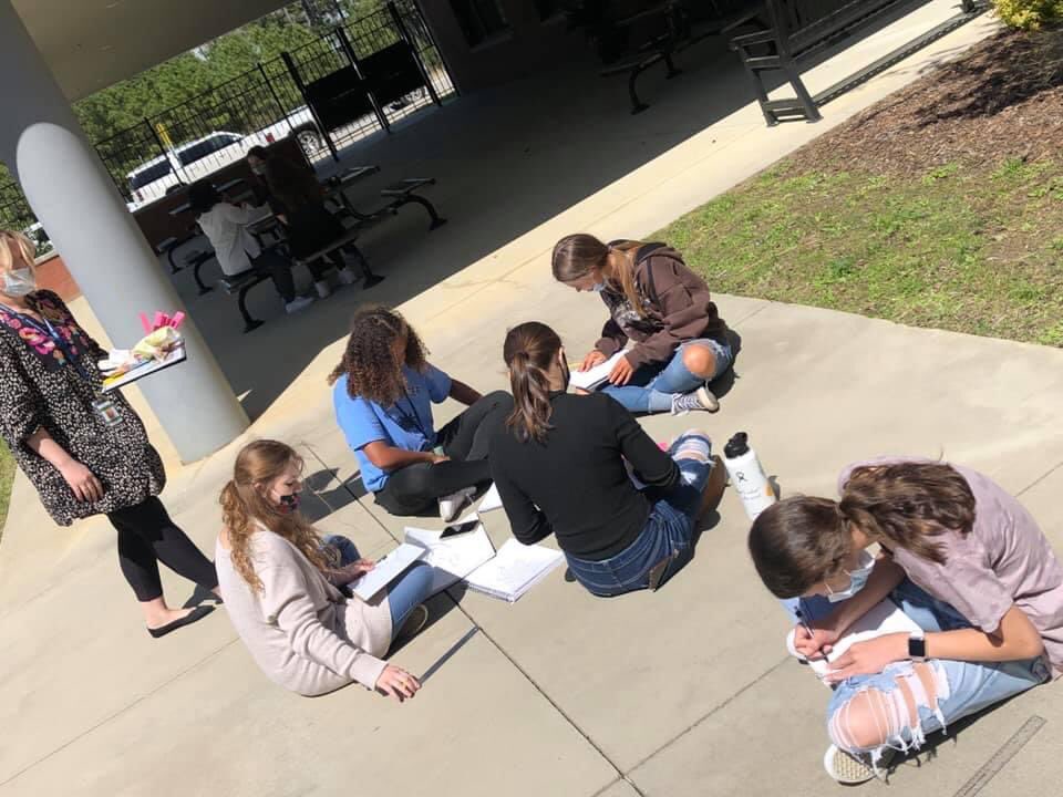 ChapinMiddle's tweet photo. 8th grade Honors Art students enjoyed working in the ☀️sunshine☀️ today! #cmsart #shineyourlight #lexrich5schools #pridein5 https://t.co/cnQy3fhlwl