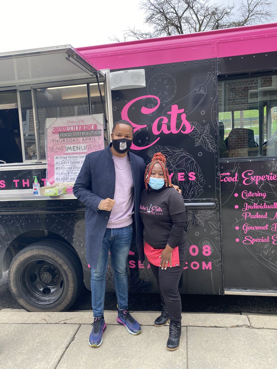 tmholcomb's tweet photo. Great start to Thursday here in #Ward7 collab’d w/ #Pinkeseats &amp; @DCHFA to provide hot meals to some of our seniors and others in the community. #Ward7Strong #SAFER7 https://t.co/okfhsCFNOe