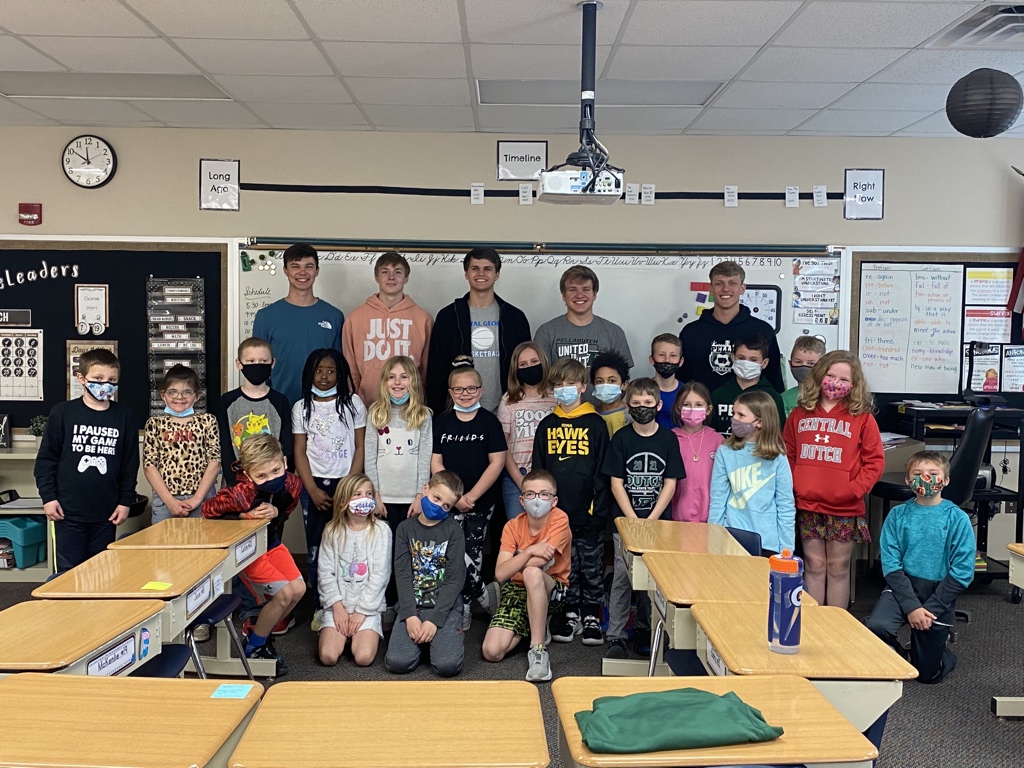 MadisonElemPCSD's tweet photo. Our 3rd graders had a great time when the State Champions came to visit! @PellaActivities @PellaBasketball https://t.co/4Ddc8MBUEG