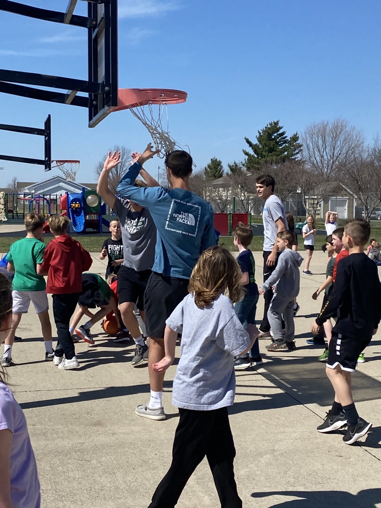 MadisonElemPCSD's tweet photo. Our 3rd graders had a great time when the State Champions came to visit! @PellaActivities @PellaBasketball https://t.co/4Ddc8MBUEG
