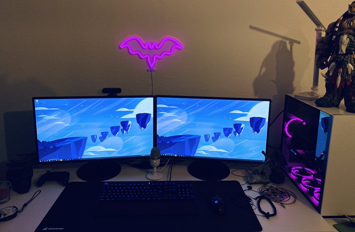 madamewayne_'s tweet image. mein setup wächst und gedeiht haha und durotan darf auch nicht fehlen ✨👌🏻
#setup #sharkoon #razer #Logitech