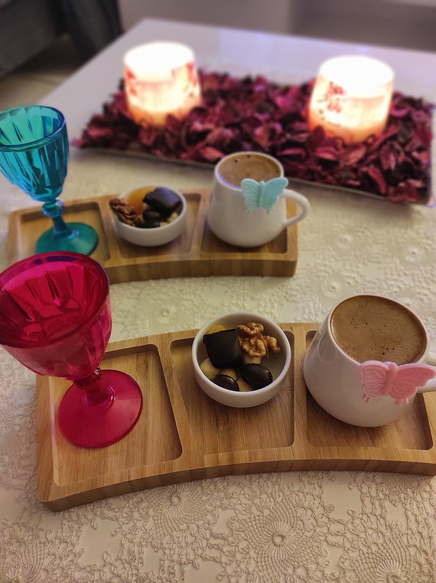 Bazen oluyor böyle sunumlar☕ 😂 Çoğunlukla kahve makinesini yanıma alırım 👍