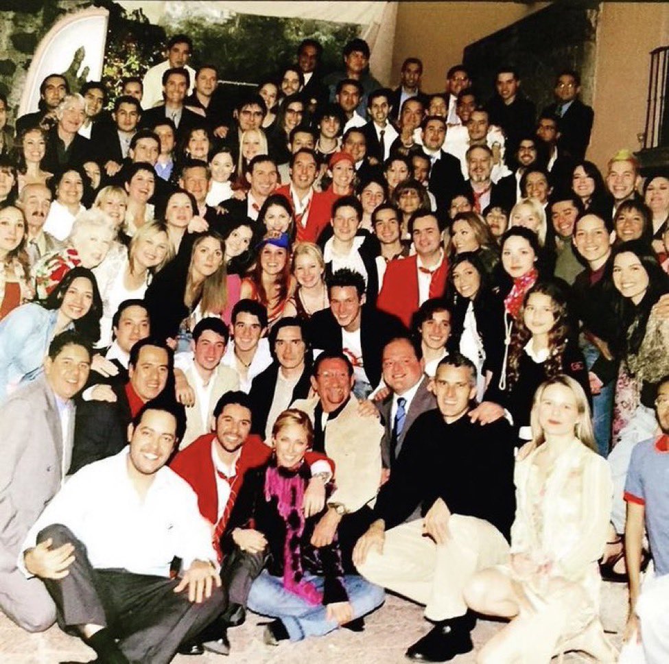 RBDWorldESP's tweet photo. Foto inédita del elenco con el equipo técnico de Rebelde. ❤️ https://t.co/COSlRWcIN8