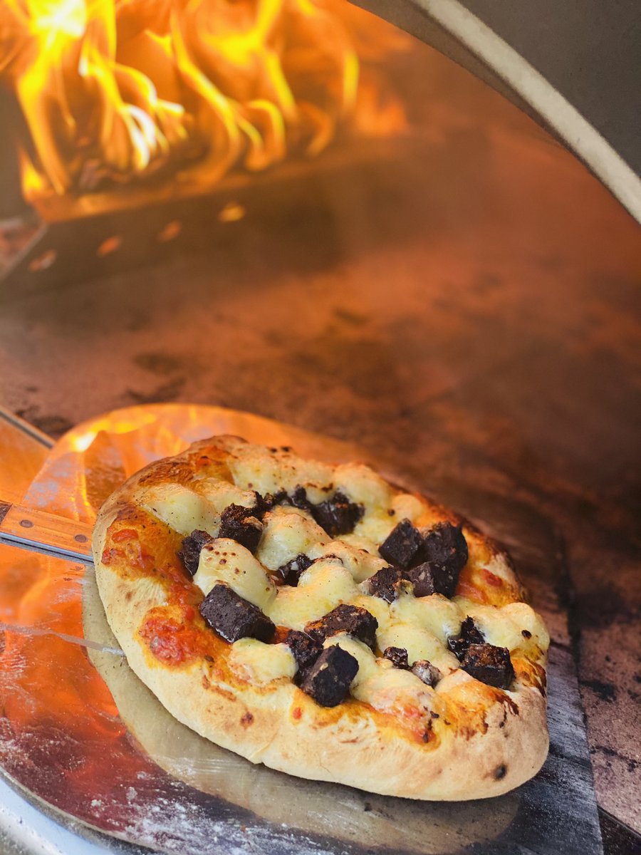 “A true taste of Lancashire “pizza 
Wild garlic shredded in the base / cheese sauce / showered with chunks <a href="/buryblackpudco/">The Bury Black Pudding Co.</a> / <a href="/KICKASSCHEESE/">KICKASS CHEESE</a> - wood fired till frazzled and the cheese popping - seriously ❤️