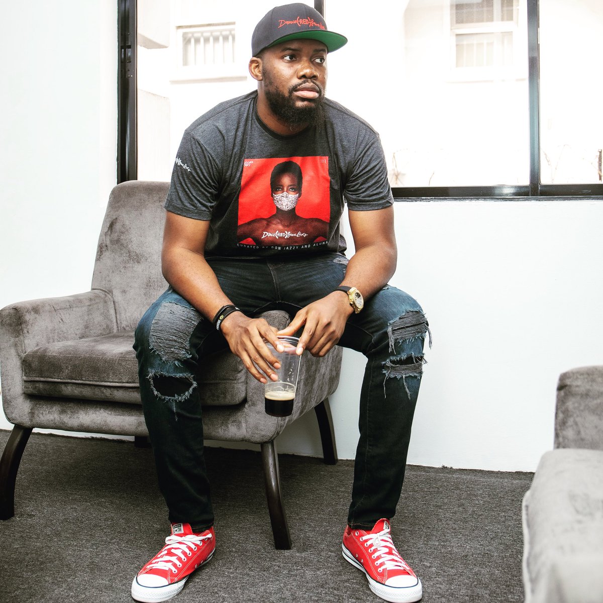 TEGAMAVIN's tweet photo. Cheers to the Easter Holidays while reppin my @red #DanceRedSavesLives #danceRED #MavinIsRED merch 🍻 https://t.co/jerM7EttAp