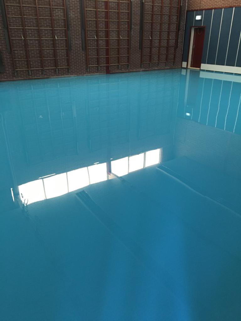 esmaraldewokke's tweet photo. Vandaag mochten de #leerlingen #zwemkleding meenemen naar school. In plaats van gymles was de #gymzaal vandaag gevuld met water... 😂. Ik had een ‘prijsvraag’ gewonnen: een #zwembad voor 1 dag. Dat was heel toevallig vandaag op #1april  #grap  @Liereland @RonduitAlkmaar https://t.co/tGePAmzlZG