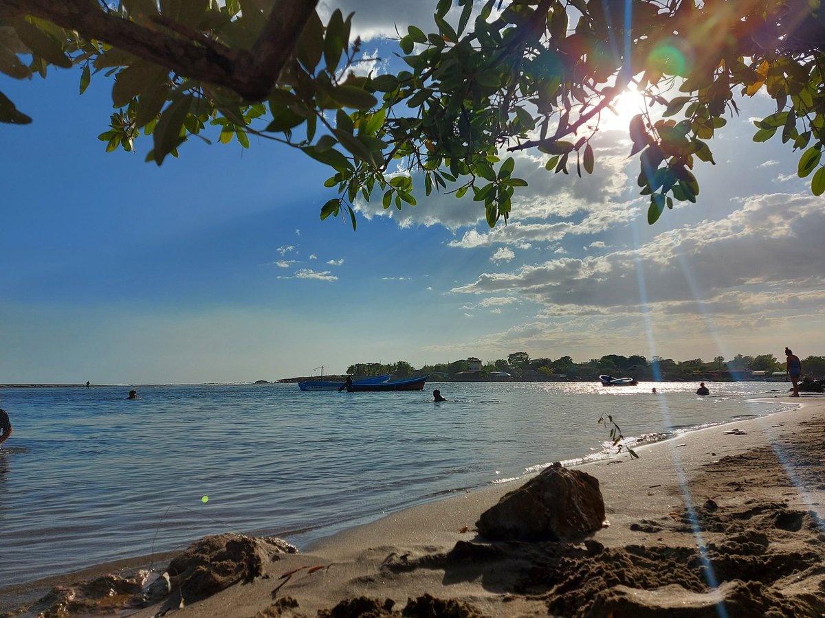 Las hermosas playas 🏝️🏖️de las peñitas en León Nicaragua 🌏📍 con este sol que no declina, los invito a visitarlas y compartir con toda la Familia en Paz y Unidad #VeranoSeguro2021 
#LeonRevolucion 
#PlayaYSol