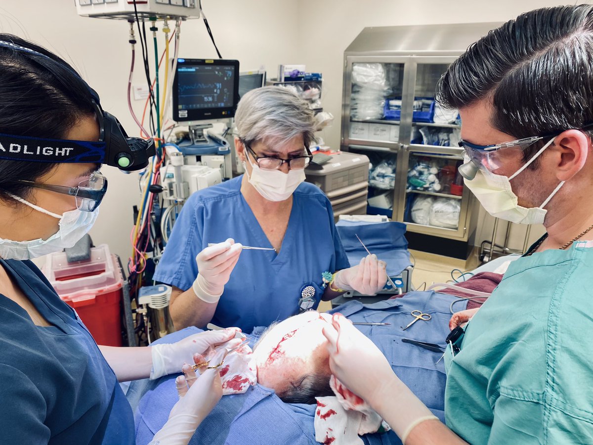 ns_barbosa's tweet photo. In New Mexico, we often see VERY large skin tumors. Luckily, I had super residents 🦸🏻‍♀️🦸🏻‍♂️ helping me in Mohs today!   @UNMDermatology  @ealtmanmd @CyrelleMd  #UNMMohs #ParamedianFlap #Residentsrock https://t.co/88liqjKq9N