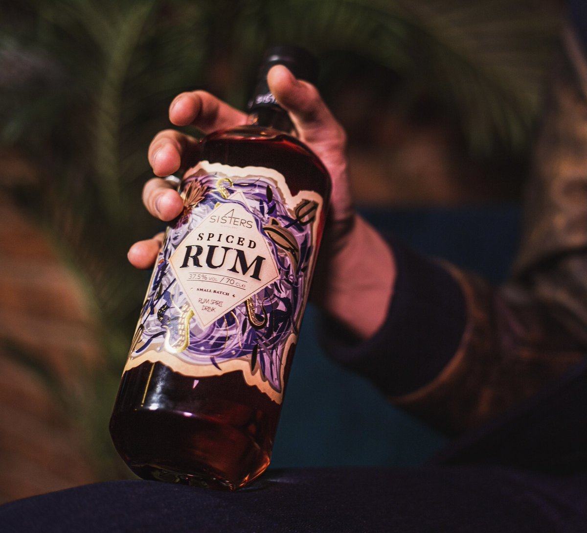 foursis4ers's tweet photo. 🥃S I S 4 E R S  S P I C E D  R U M🥃

Here it is! Our brand new Spiced Rum. We’re so proud of this product and can’t wait for you all to get your hands on a bottle. https://t.co/1rNx3ZZ196