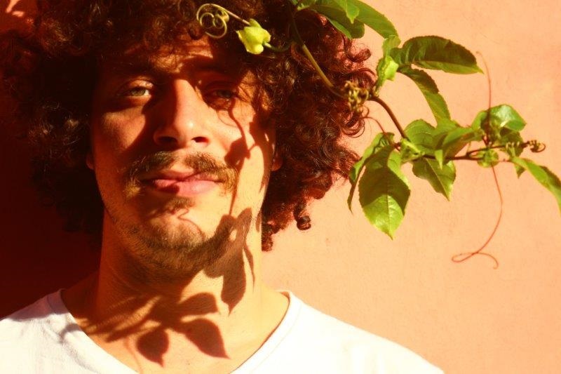 #Música - No dia 1º de Abril, o cantor e compositor Thiago Ramil lança o primeiro volume de seu novo trabalho, um álbum visual que mergulha fundo em sua musicalidade e narrativas, ancorado pelas nuances sonoras e cromáticas subliminares das estações do ano bit.ly/3cJs1Z6