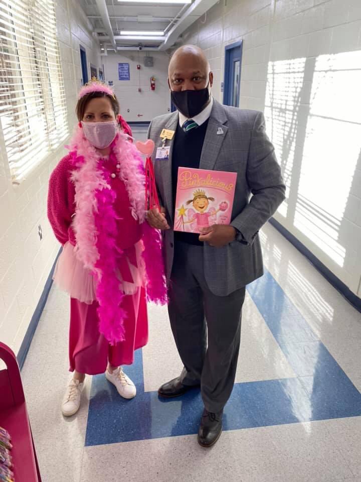 CrescentElement's tweet image. We were so excited to have our new Superintendent @KeithLSimmons1 come to our school today!!! It was great to show him our awesome staff and scholars.  Great things are happening at Crescent!! KEEP SHINING!! #crescentstrong