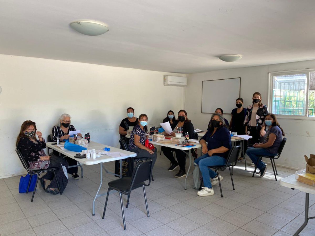 ColinaCultura's tweet photo. Programa #Extramuro : Desde el 26 de marzo vecinas del sector El Colorado reciben clases del taller de Mosaico con el fin de brindarles herramientas que les permitan ejercer un oficio y crear su propio emprendimiento cultural. 🎨⚒
@MuniColina
#colina #colinacultura #mosaico https://t.co/CfRITNVgEU