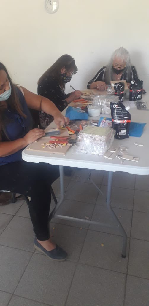 ColinaCultura's tweet photo. Programa #Extramuro : Desde el 26 de marzo vecinas del sector El Colorado reciben clases del taller de Mosaico con el fin de brindarles herramientas que les permitan ejercer un oficio y crear su propio emprendimiento cultural. 🎨⚒
@MuniColina
#colina #colinacultura #mosaico https://t.co/CfRITNVgEU