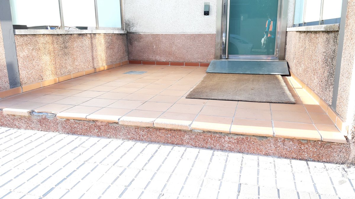 La típica rampa con escalón previo. Muy útil y acertado. #accesibilidad