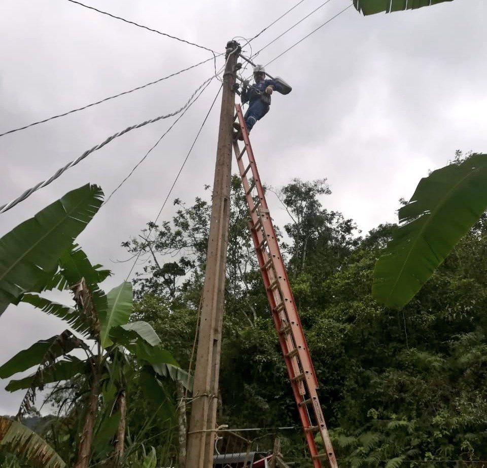 eerssaoficial's tweet photo. #124AñosEERSSA 🎉 |¦ Personal operativo trabaja en la ampliación de redes eléctricas en la parroquia Vicentino del cantón Puyango. De esta obra se benefician más de 30 familias de la comunidad.

#SectoresQueTrabajanPorTi
#JuntosEcuador 🇪🇨 🇪🇨 https://t.co/drtZvixGc5
